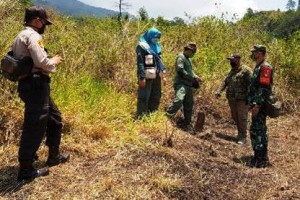 Babinsa Setianegara saat patroli kawasan TNBC.